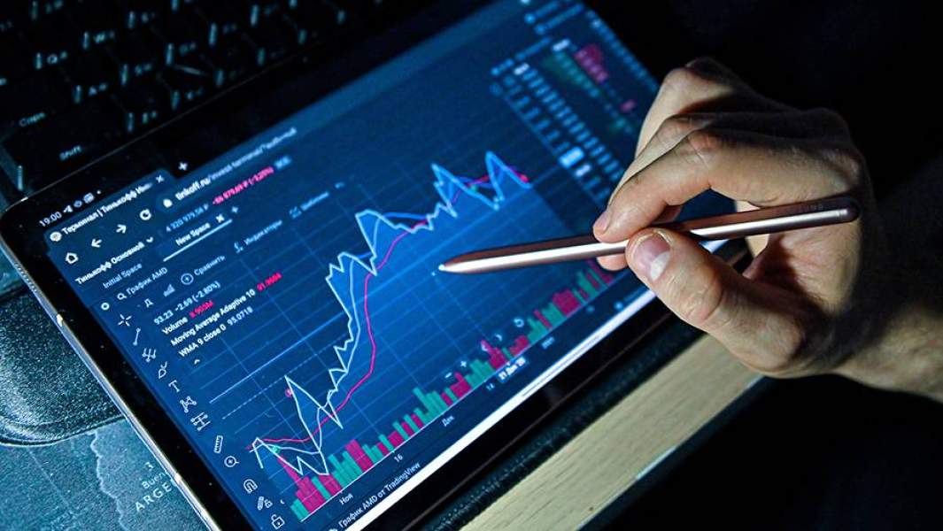 Трейдер во время удаленной работы в Москве