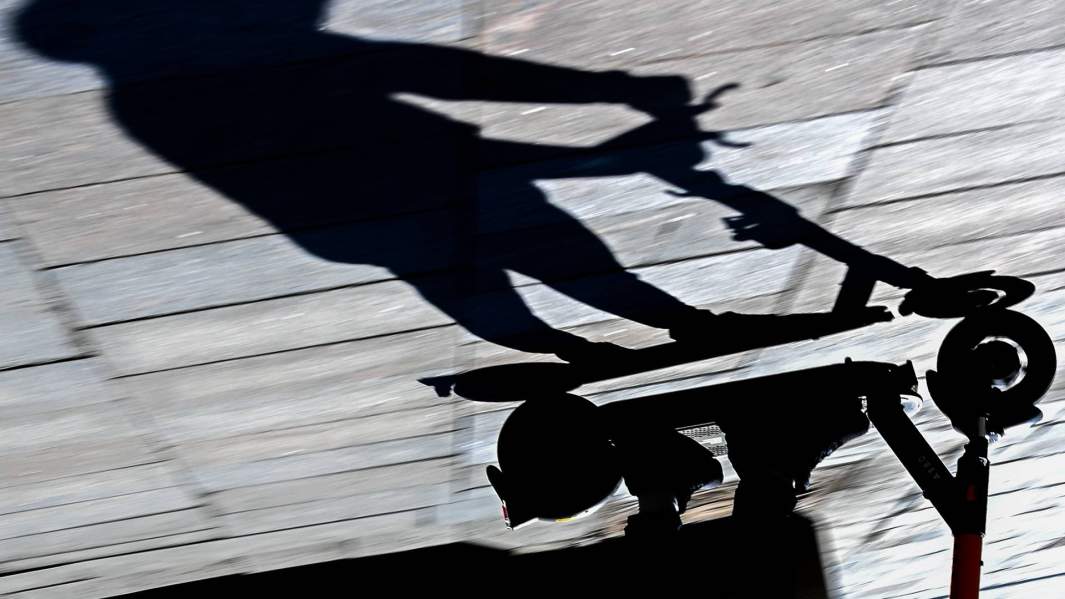 юноша на электросамокате