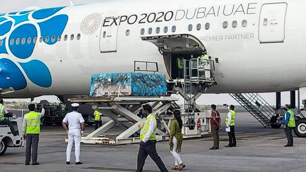 Разгрузка партии российской вакцины от коронавируса «Спутник V» в аэропорту города Хайдарабад в Индии