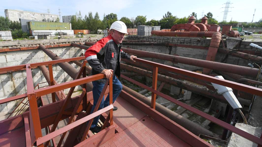 Руководитель управления по строительству Красноярского метрополитена Игорь Иванов поднимается из котлована станции "Высотная" строящегося метрополитена в Красноярске