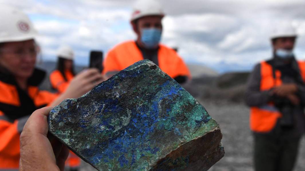 Медная руда в руках рабочего