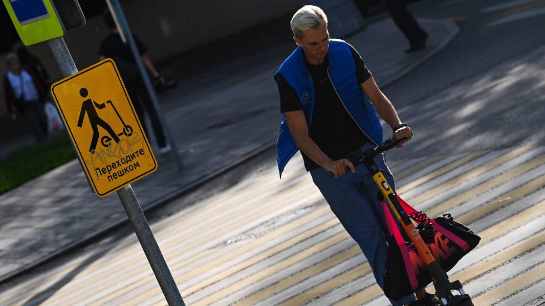 молодой человек на электросамокате