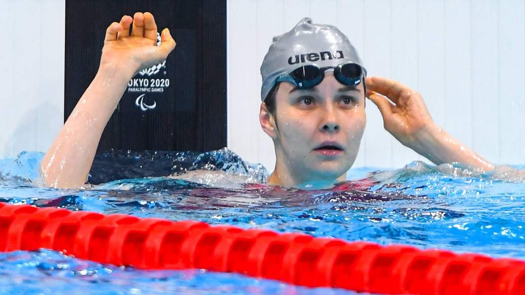 Мария Павлова после финиша финального заплыва на 100 метров брассом среди женщин в классе SB7 на соревнованиях по плаванию на XVI летних Паралимпийских играх в Токио