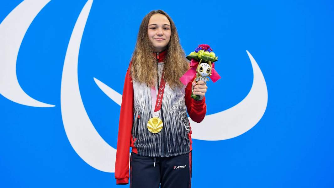 Виктория Ищиулова, завоевавшая золотую медаль в соревнованиях по плаванию на 50 метров вольным стилем среди женщин в классе S8 на XVI летних Паралимпийских играх в Токио