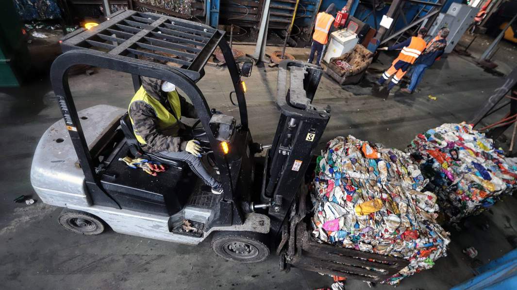 Сотрудник компании "Эко-Сити" выгружает мусор в городе Ставрополе