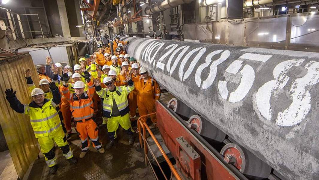 Специалисты трубоукладочной баржи «Фортуна» у последней сваренной трубы под номером 200 858 второй нитки газопровода «Северный поток – 2» перед погружением ее на дно Балтийского моря