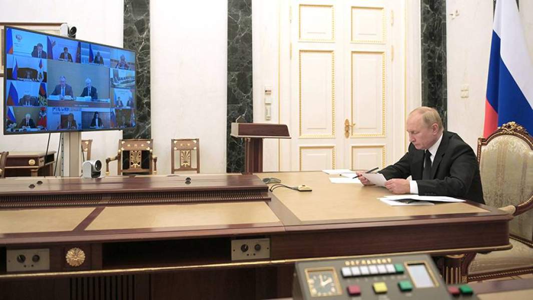 Президент РФ Владимир Путин проводит заседание Совета при президенте РФ по развитию физической культуры и спорта в режиме видеоконференции