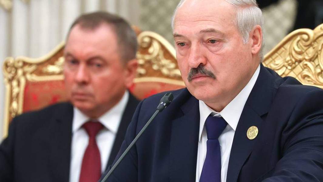 Президент Белоруссии Александр Лукашенко и министр иностранных дел Белоруссии Владимир Макей (справа налево) во время заседания Совета коллективной безопасности Организации Договора о коллективной безопасности (ОДКБ) во Дворце Нации в Душанбе