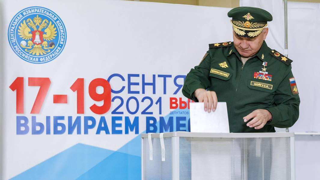 Министр обороны РФ Сергей Шойгу во время голосования