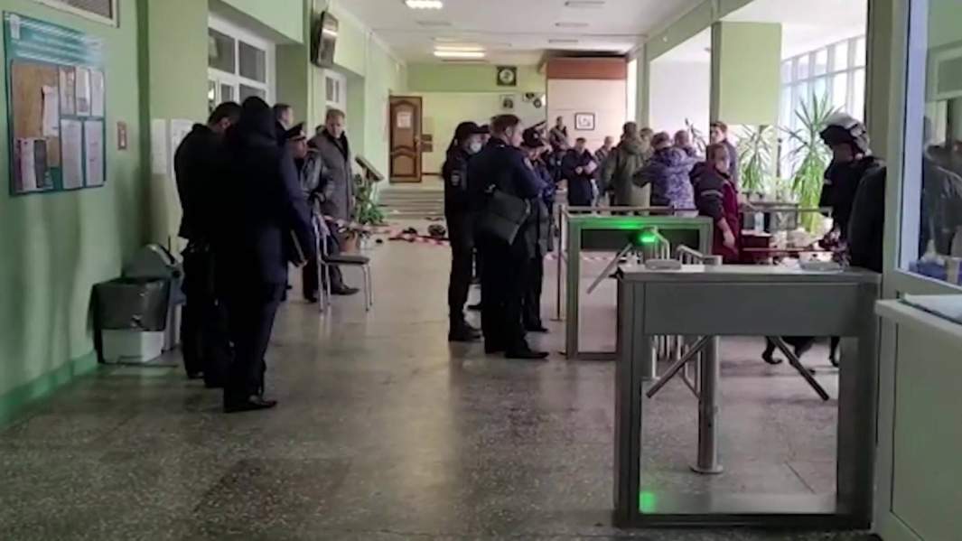 Сотрудники Следственного комитета РФ работают на месте стрельбы в Пермском государственном национальном исследовательском университете
