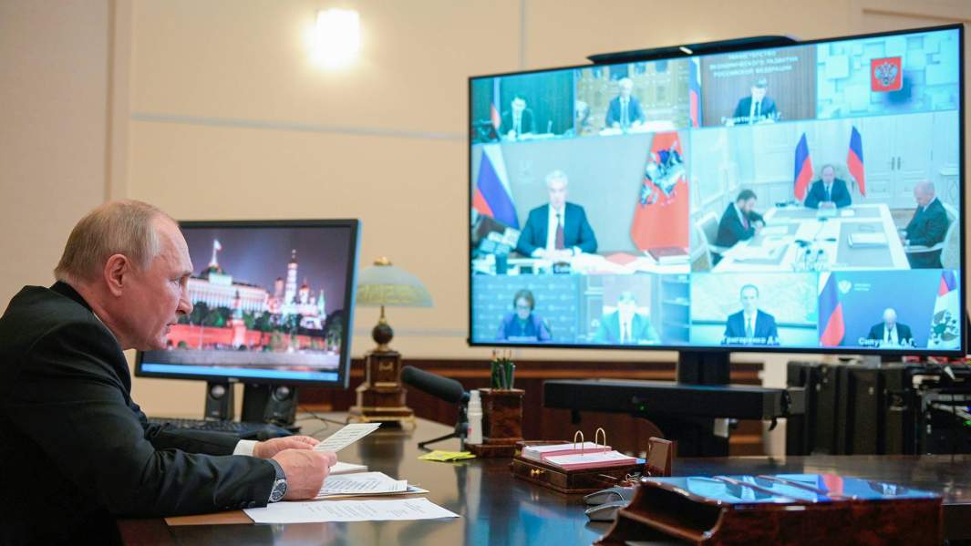 Президент РФ Владимир Путин проводит в режиме видеоконференции совещание по экономическим вопросам