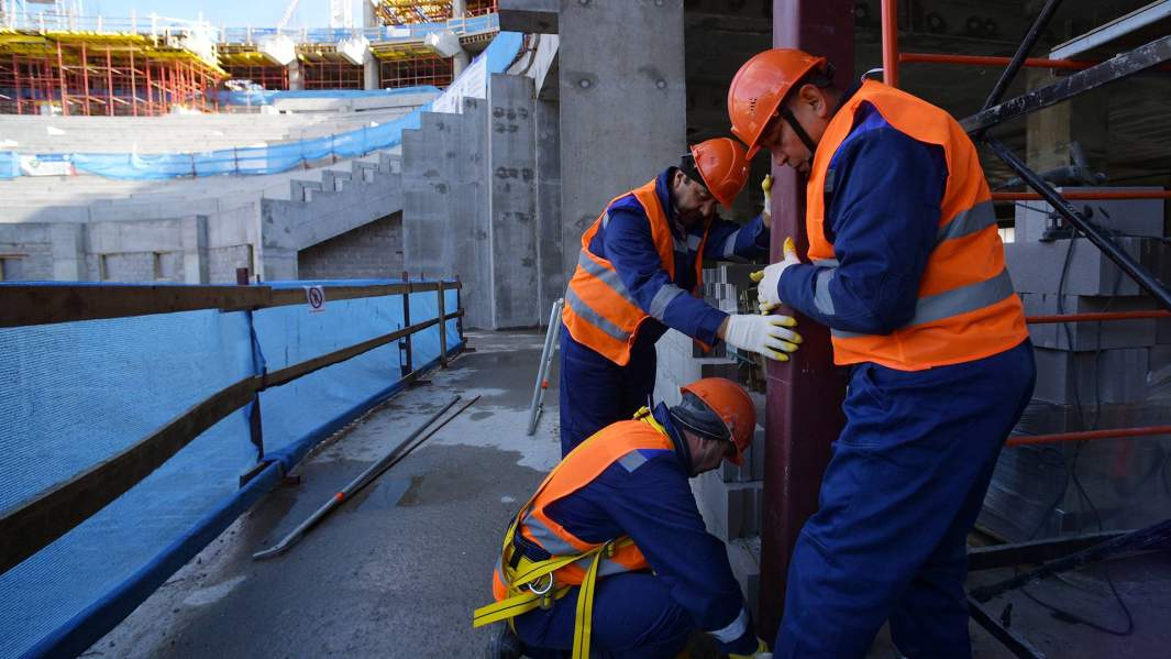 Рабочие на строительной площадке хоккейного стадиона «СКА Арена» в  Санкт-Петербурге