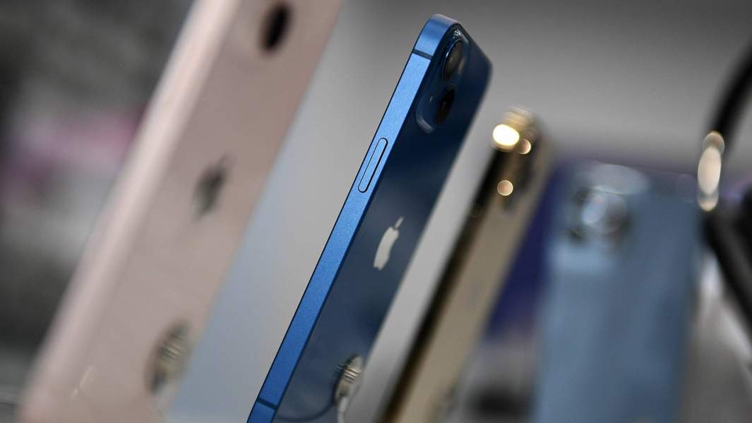 Голубой с огоньком: спрос на новый iPhone вдвое превысил прошлогодний