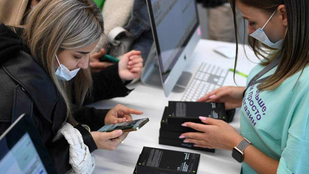 Голубой с огоньком: спрос на новый iPhone вдвое превысил прошлогодний