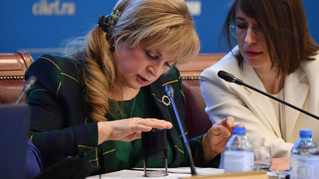 Председатель Центральной избирательной комиссии РФ Элла Памфилова ставит печать на документах по общим результатам выборов в Государственную Думу РФ 8-го созыва