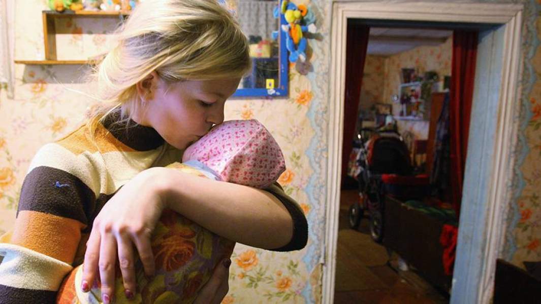 Молодая мать с ребенком