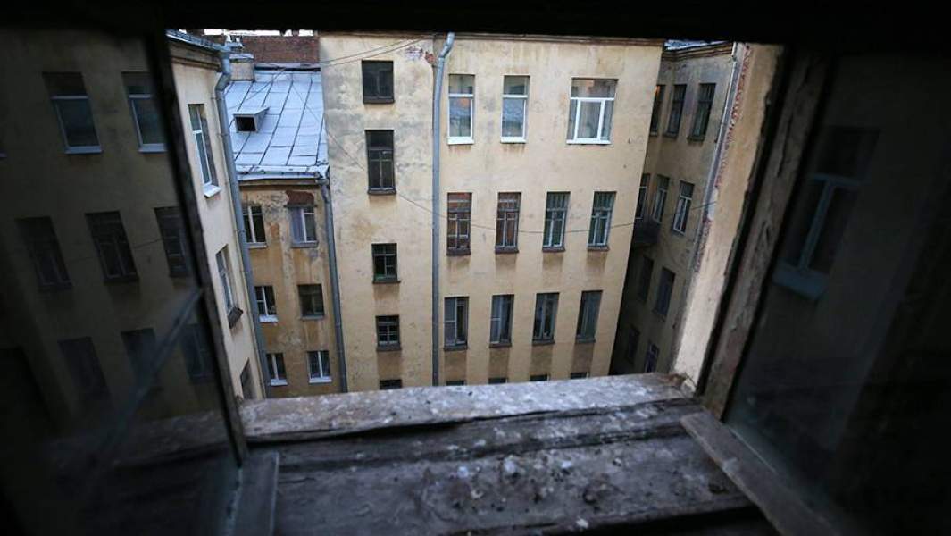 Вид из окна чердака жилого дома