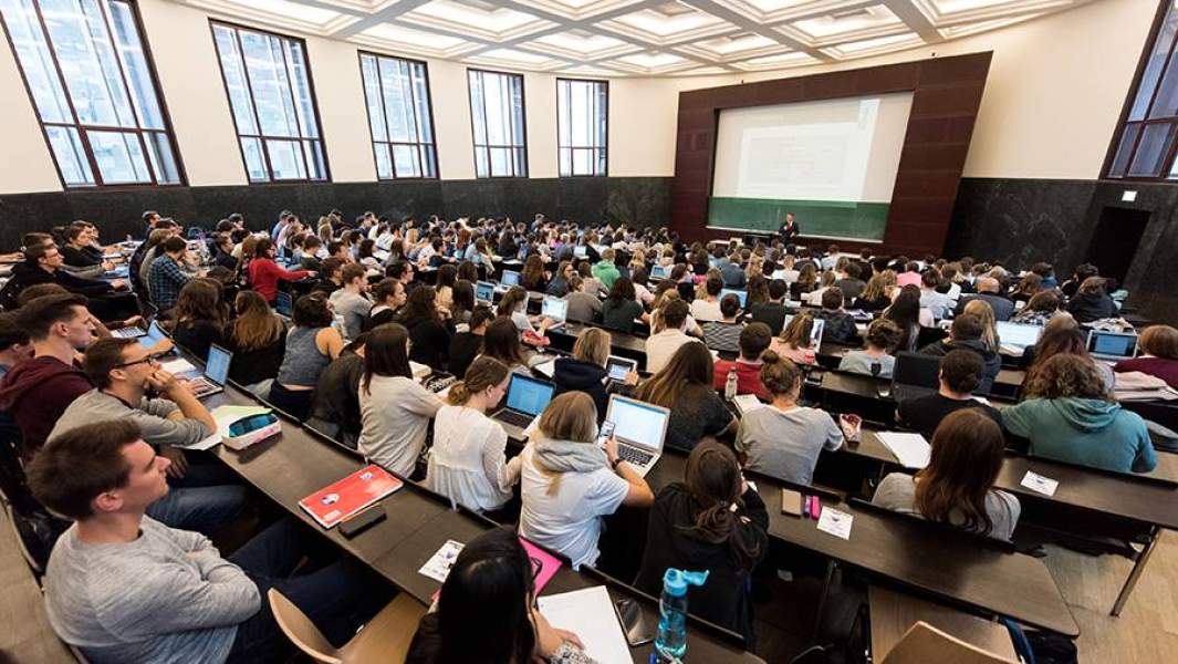 студенты на лекции