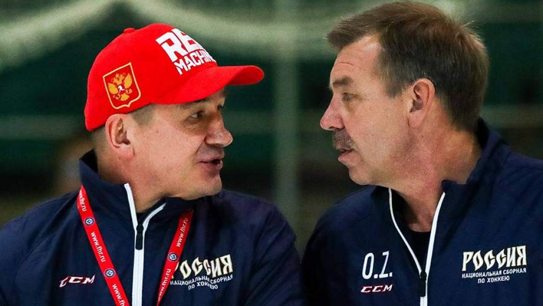 Главный тренер молодежной сборной России по хоккею Валерий Брагин и консультант штаба сборной России по хоккею Олег Знарок (слева направо) 