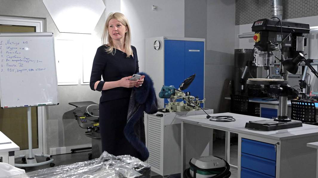 Марина Ракова во время осмотра образовательного центра