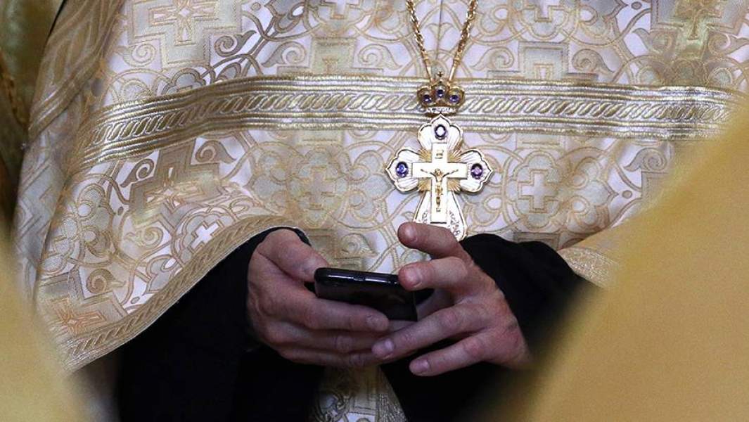 Священнослужитель во время службы