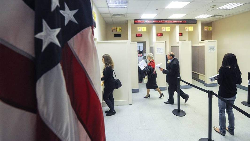 Во время регистрации в консульском отделе посольства США