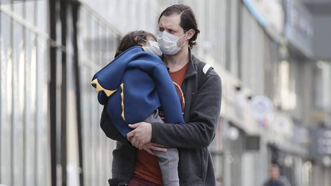 Мужчина с ребенком на Новом Арбате