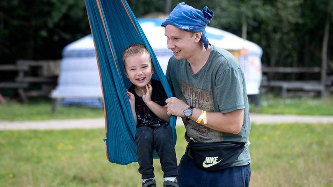 Мужчина с ребенком на территории этнопарка