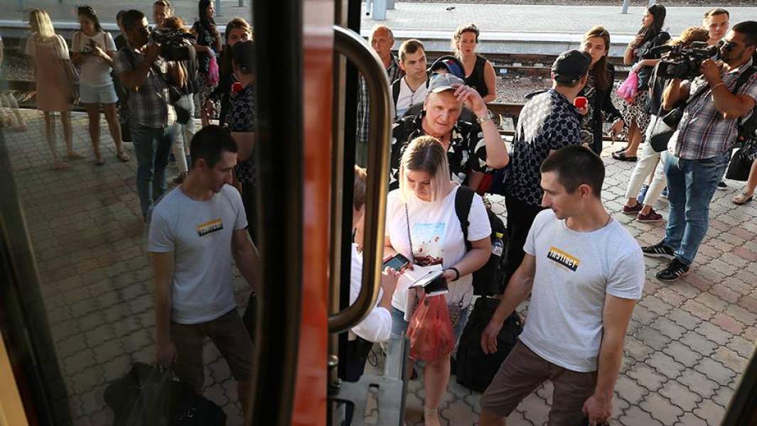 Пассажиры во время посадки в первый состав поезда