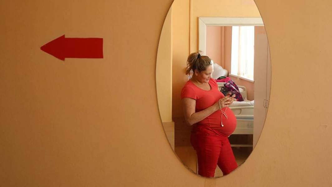 Беременная женщина в роддоме