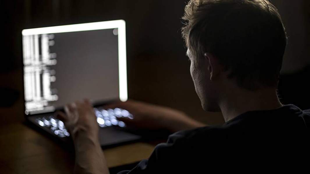 Мужчина работает за компьютером