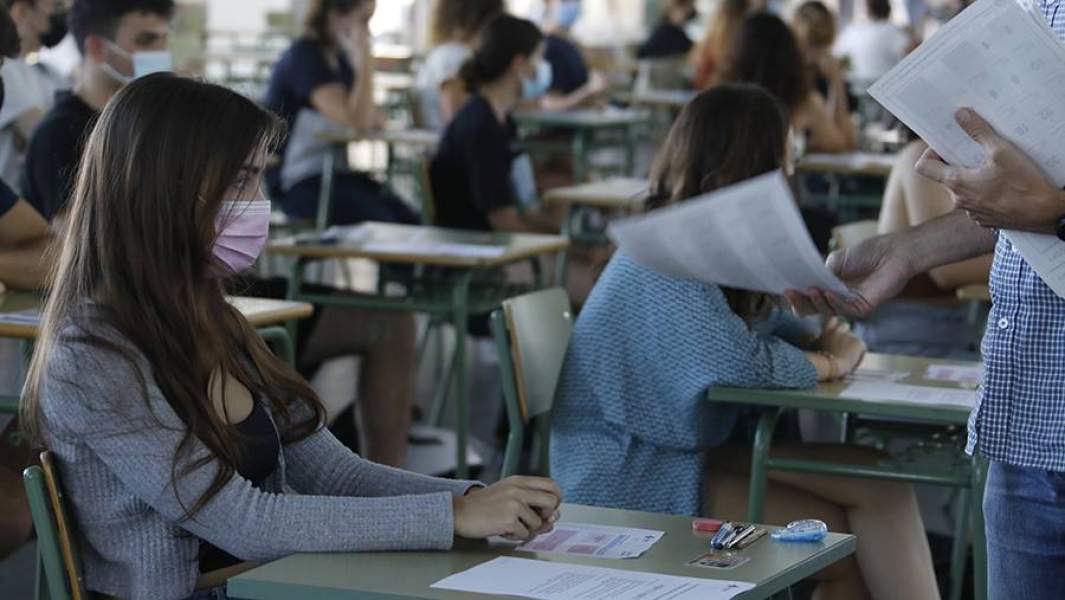 девушка на вступительном экзамене