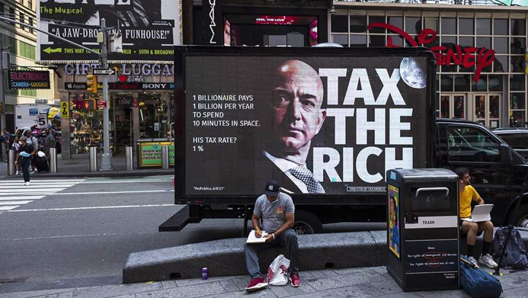 Мобильный рекламный щит на грузовике, призывающий к повышению налоговой ставки для самых богатых американцев