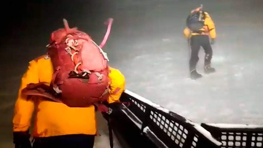 Спасатели МЧС выдвигаются на поиски пропавшей группы альпинистов