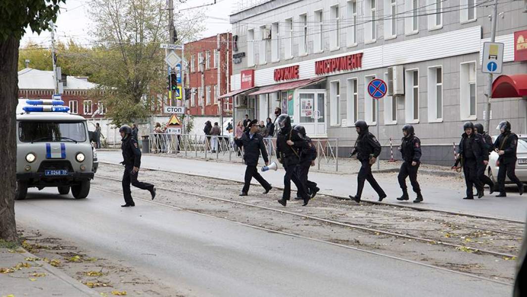 Cотрудники полиции направляются к зданию Пермского государственного университета 