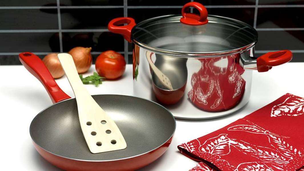 Набор посуды на кухонном столе