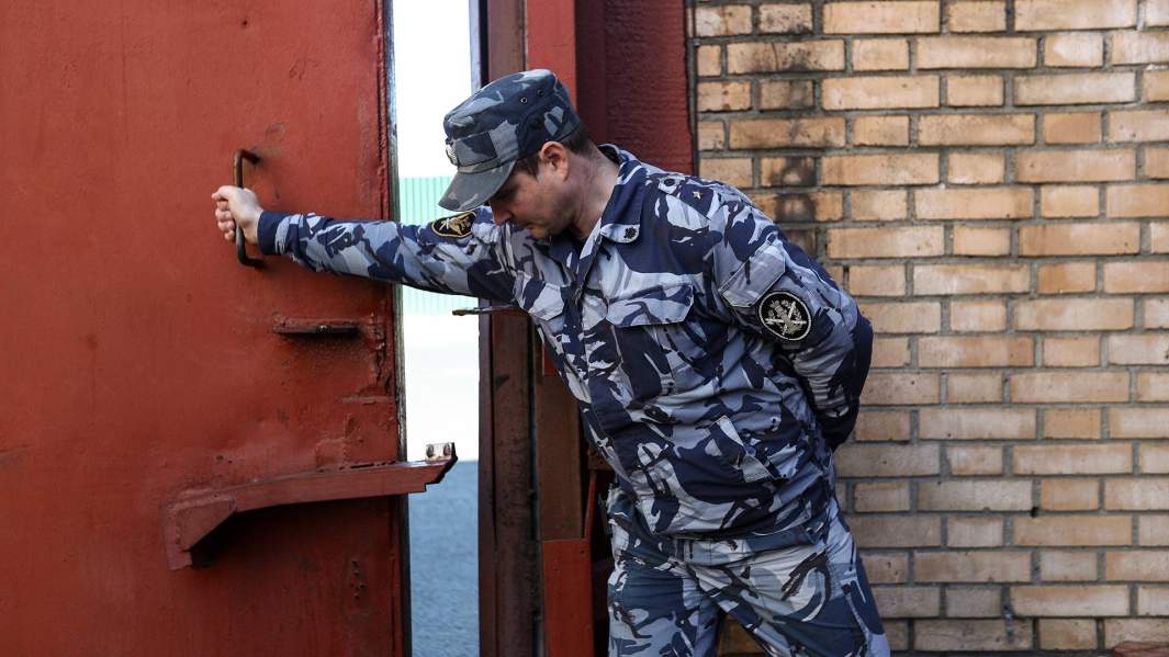 сотрудник СИЗО