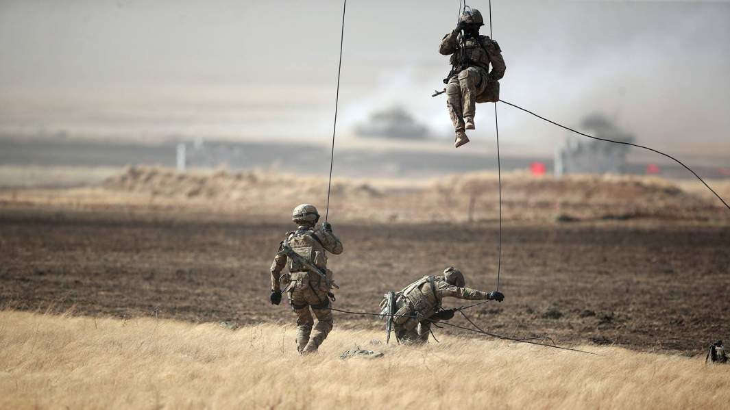 Военнослужащие десантируются с вертолета Ми-8 на антитеррористических учениях стран – членов Шанхайской организации сотрудничества «Мирная миссия – 2021» на полигоне «Донгузский» в Оренбургской области