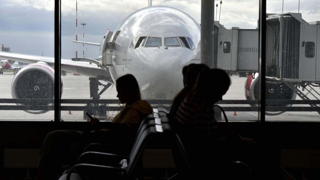 пассажиры в аэропорту