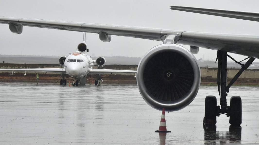 Самолеты на стоянке в аэропорту