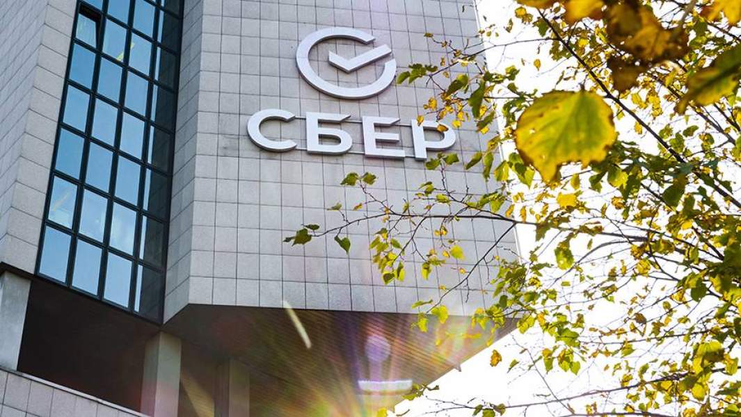 Логотип Сбера на здании главного офиса банка