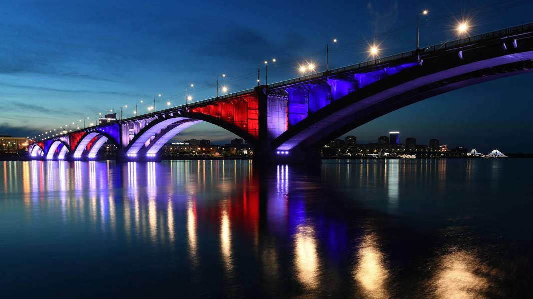 Коммунальный мост в праздничной иллюминации в честь Дня России