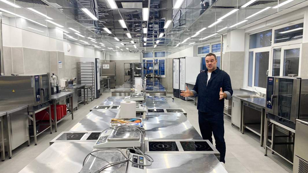 Директор института гастрономии Алексей Горенский в учебной аудитории