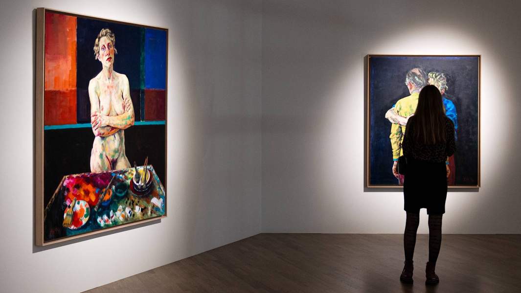 Посетительница на выставке «Ксения Хауснер. «Правдивая ложь» в  ГМИИ имени А. С. Пушкина