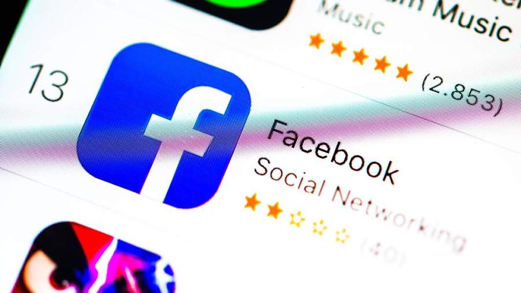 Иконка приложения Facebook на экране смартфона