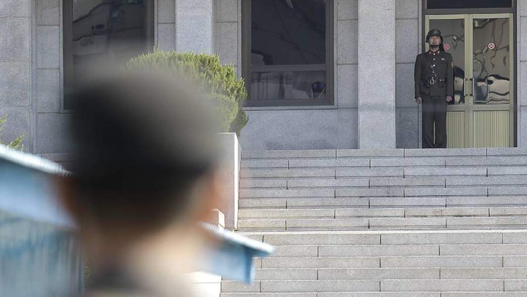 Пограничник Северной Кореи на линии разграничения в Пханмунджоме