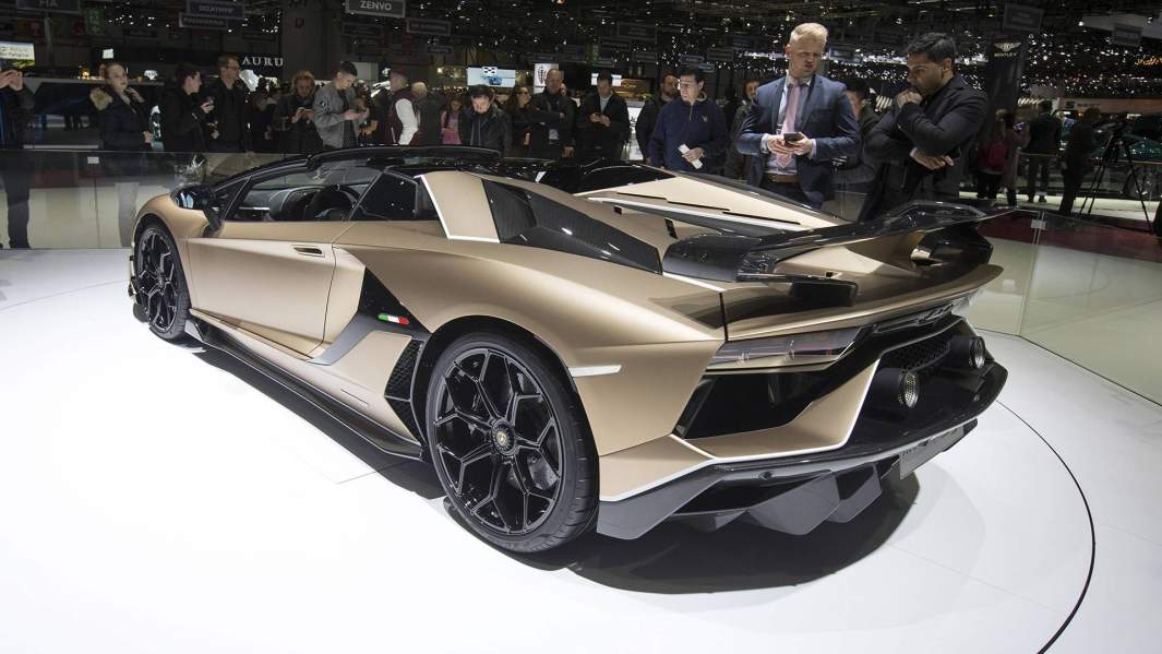 автомобиль  Lamborghini Aventador 