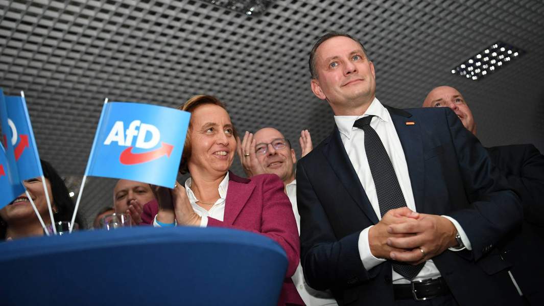 Главный кандидат от ультраправой партии Альтернатива для Германии (AfD) Тино Хрупалла реагирует на первые экзит-поллы на всеобщих выборах в Берлине, Германия, 26 сентября 2021 года