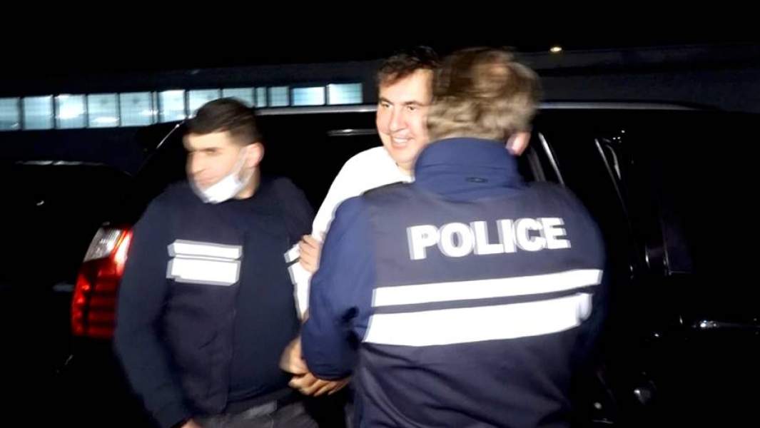 Михаила Саакашвили в сопровождении полицейских доставили в тюрьму в Рустави