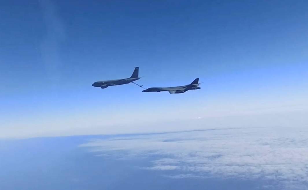 Американский стратегический бомбардировщик B-1B и военный самолет-заправщик KC-135, над Черным морем